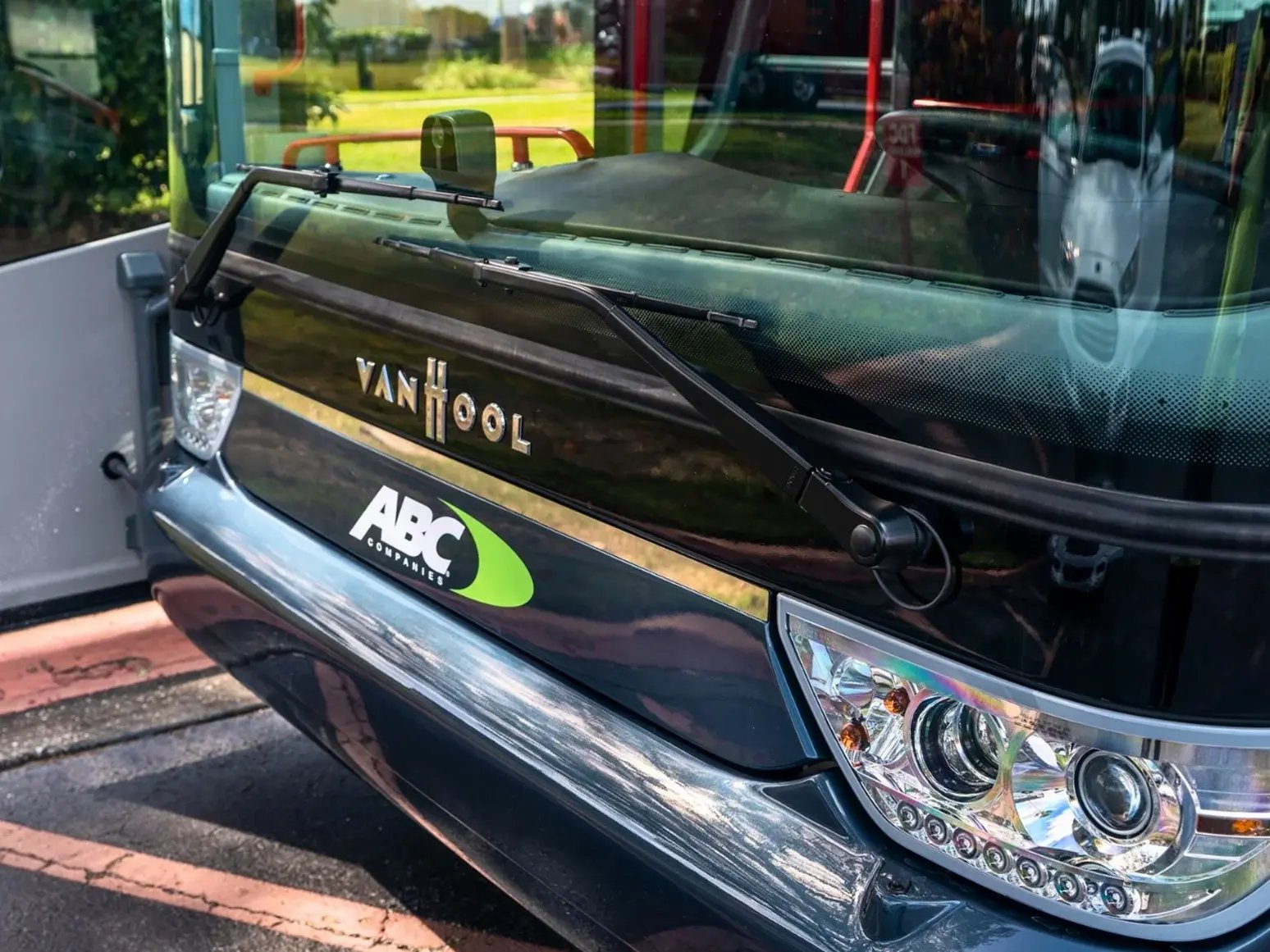 vehicles-van-hool-TDX25E-front-cap-headlights